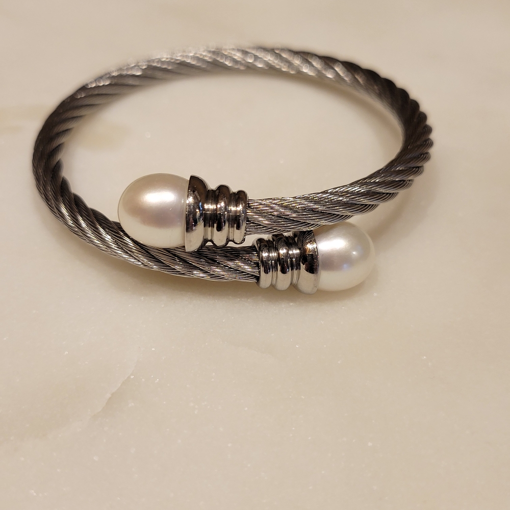 Elegant Silver and Pearl Women's Bracelet
